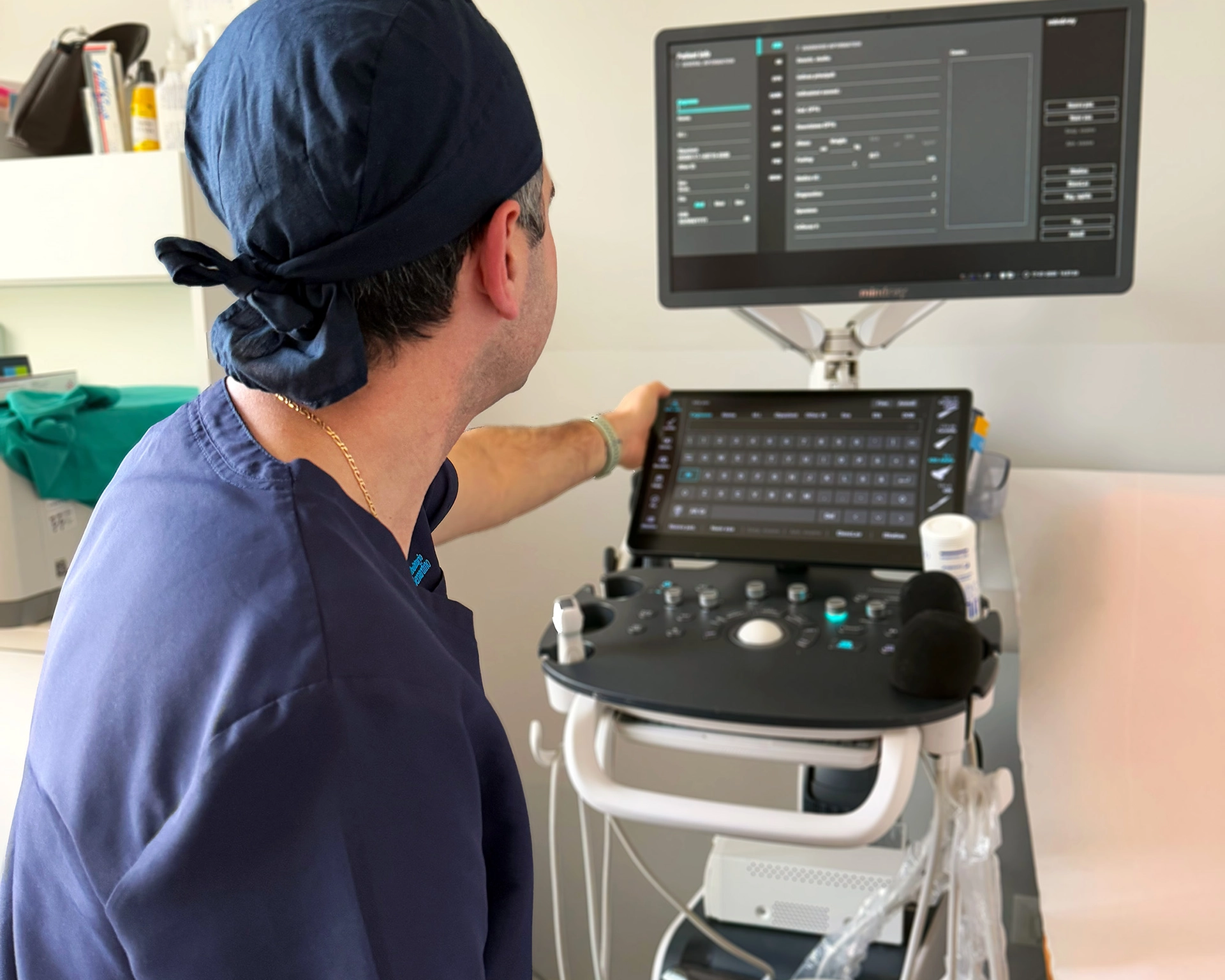 Medico utilizza un ecografo in uno studio medico